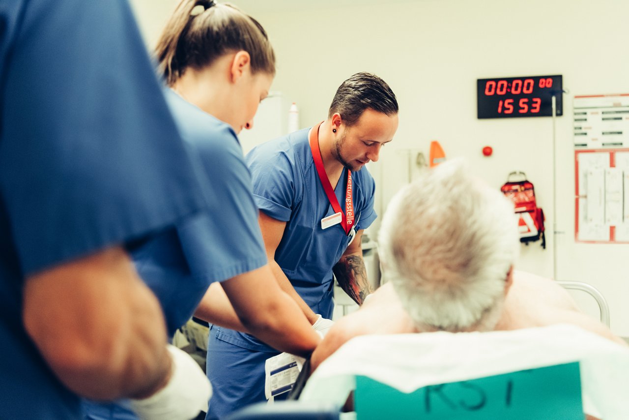 Untersuchung eines Patienten in der Rettungsstelle