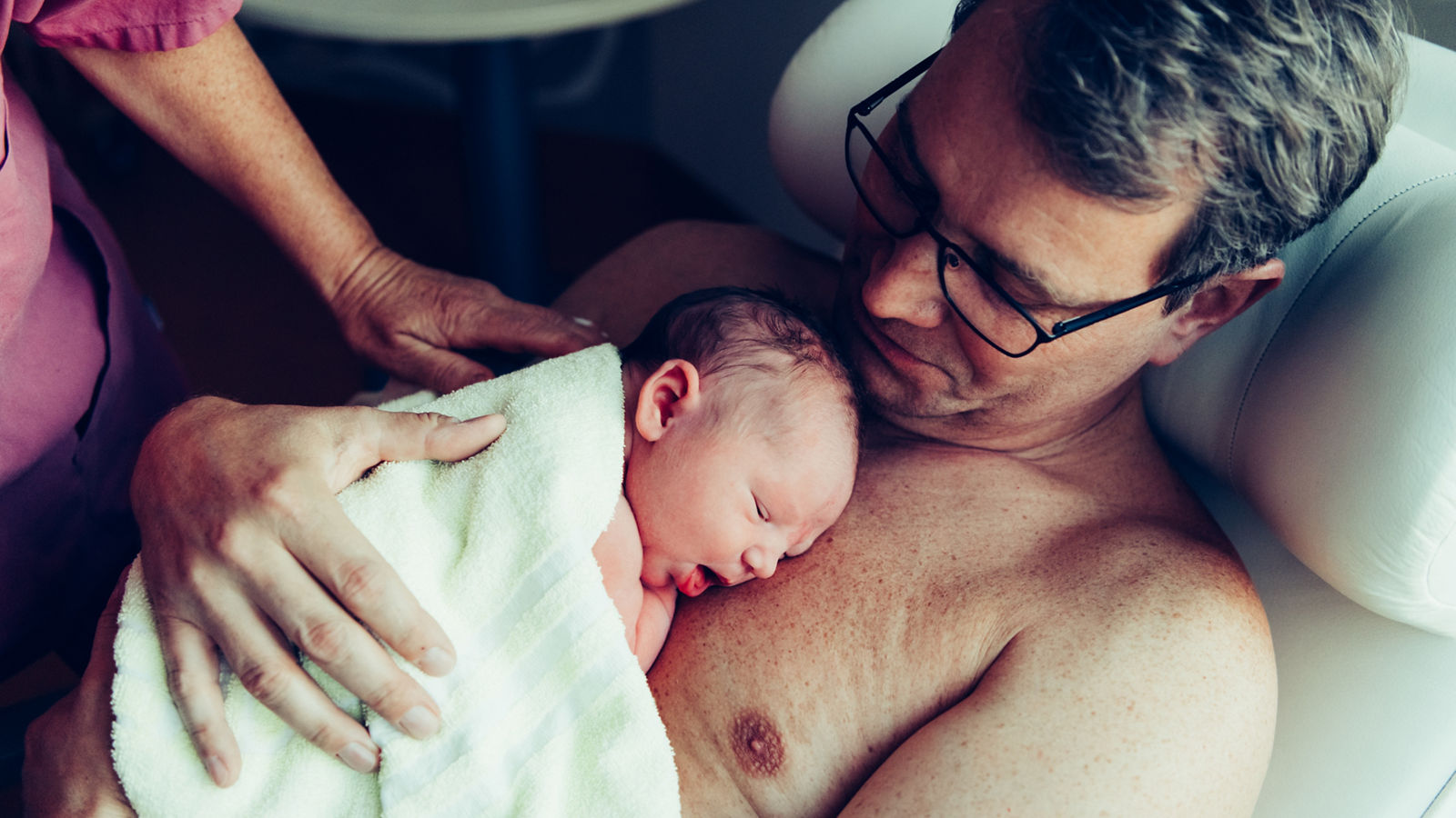 Bonding zwischen Vater und Baby