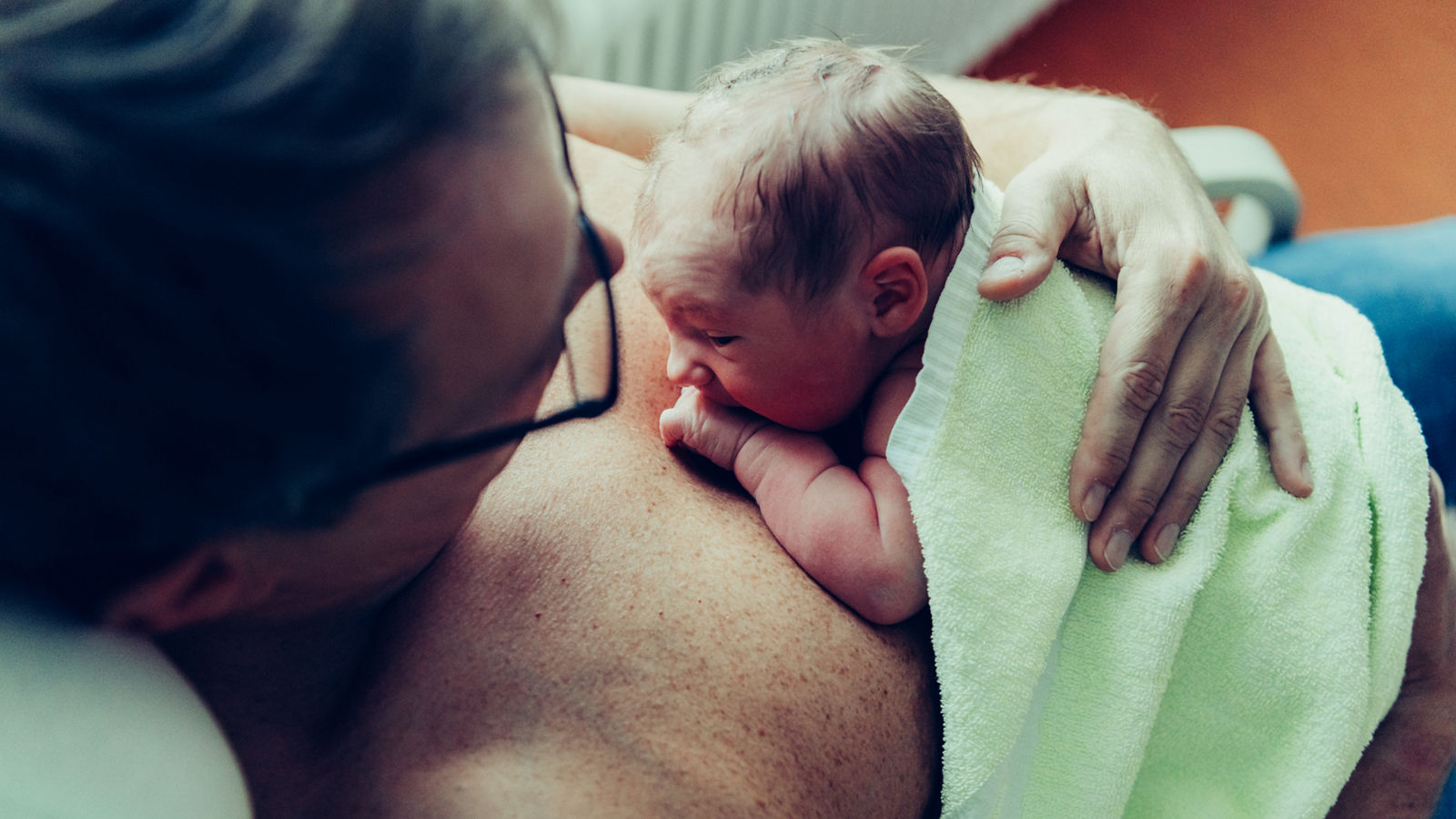 Bonding zwischen Vater und Baby