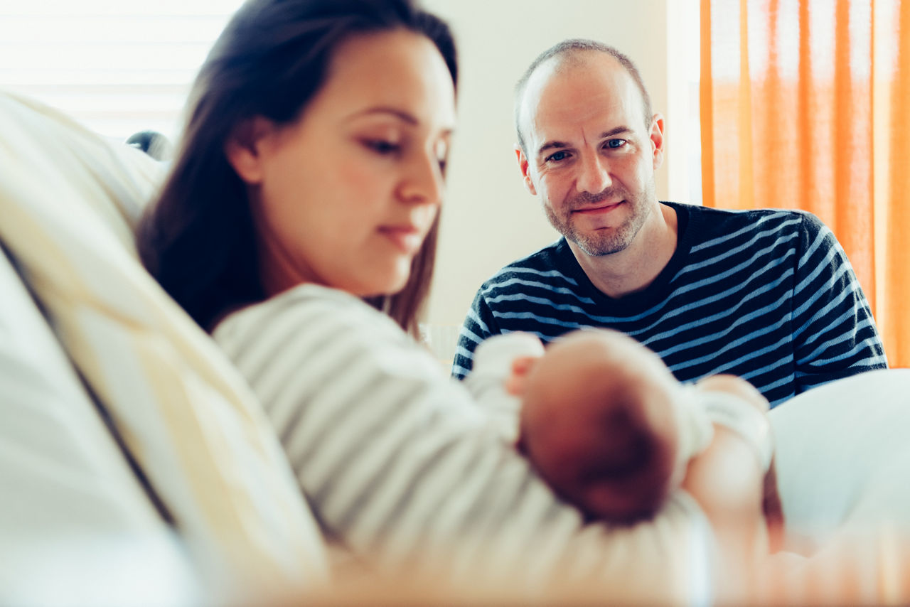 Mama mit Baby im Familienzimmer