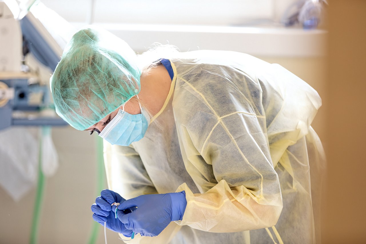 Arzt legt Zugang in der Intensivmedizin