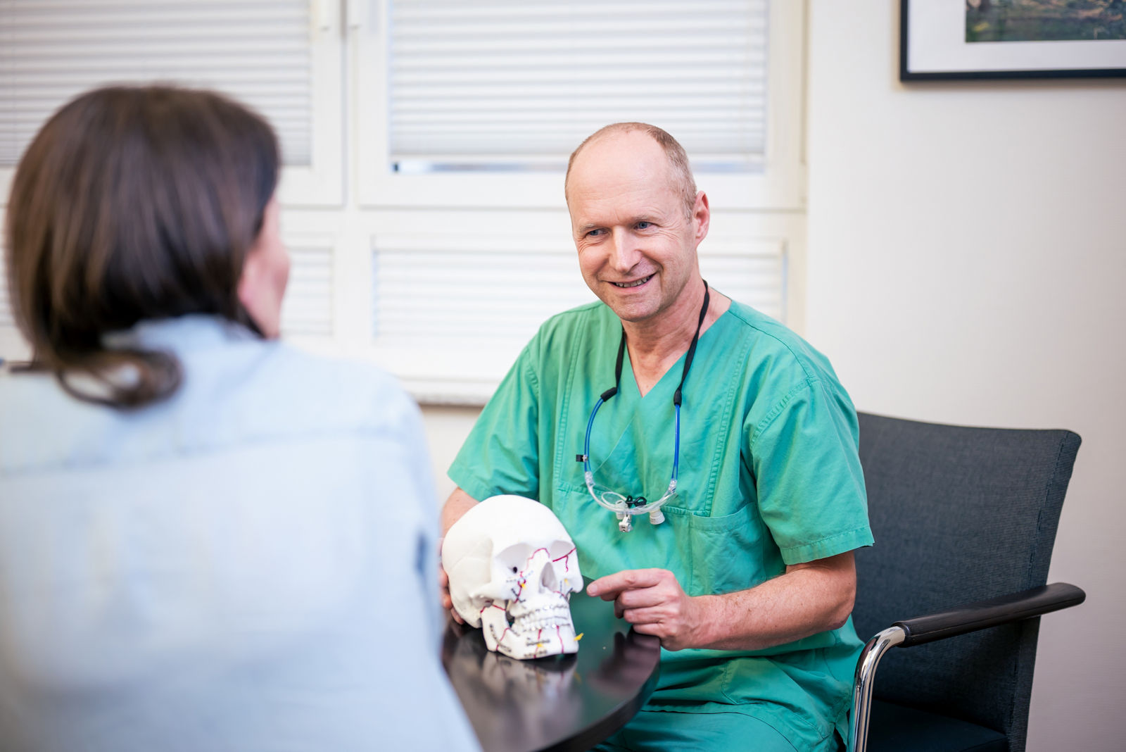 Patientengespraech in der Mund-, Kiefer- und Gesichtschirurgie