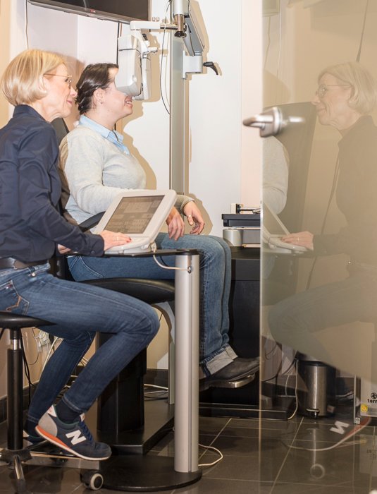 Simone Reinecke bei Ihrer Arbeit als Optikerin