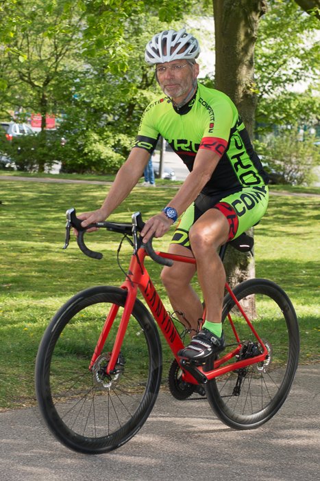 Patient Joachim Fritzenschaft auf dem Fahrrad
