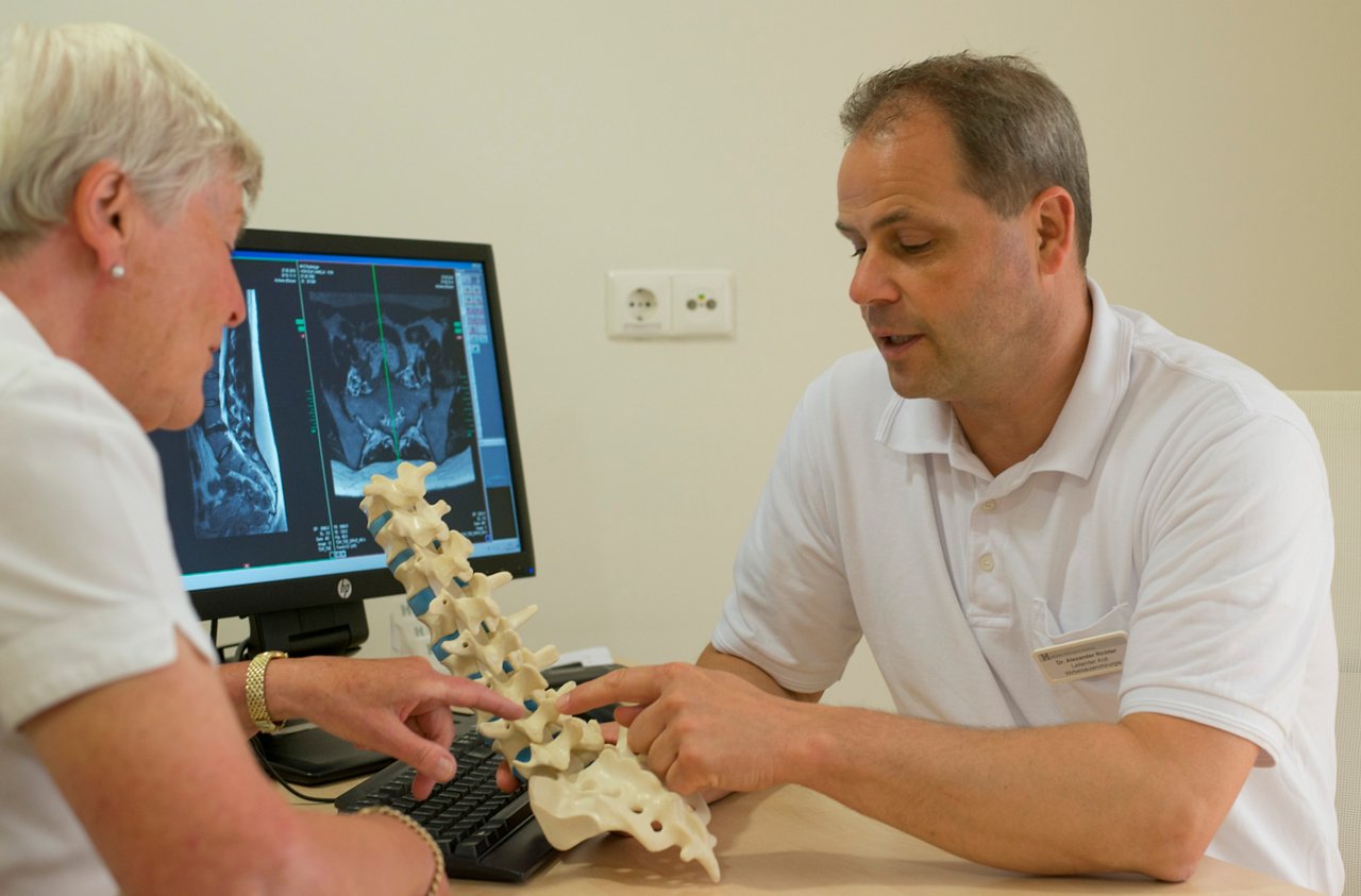 Dr. Alexander Richter mit Patientin