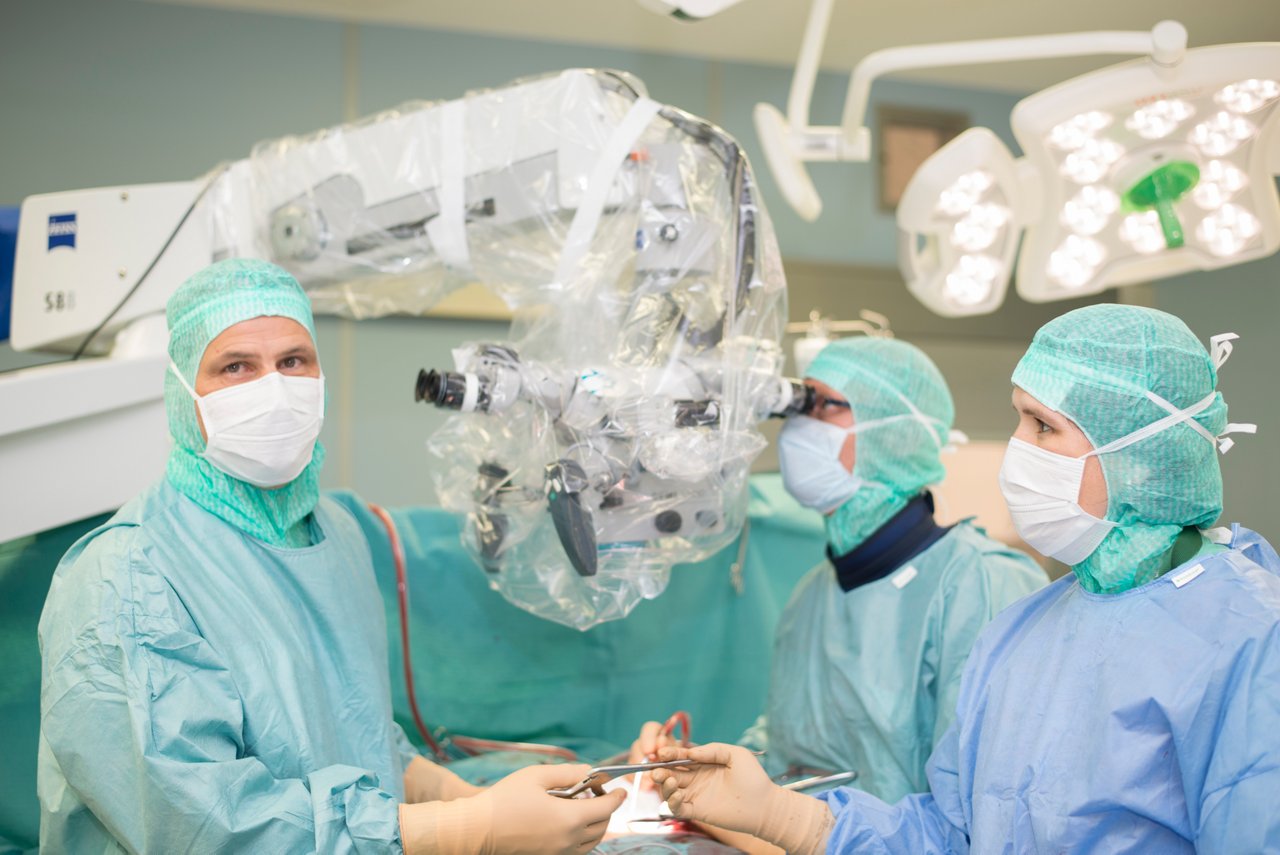 Wirbelsäulenchirurgie-Operateure im OP