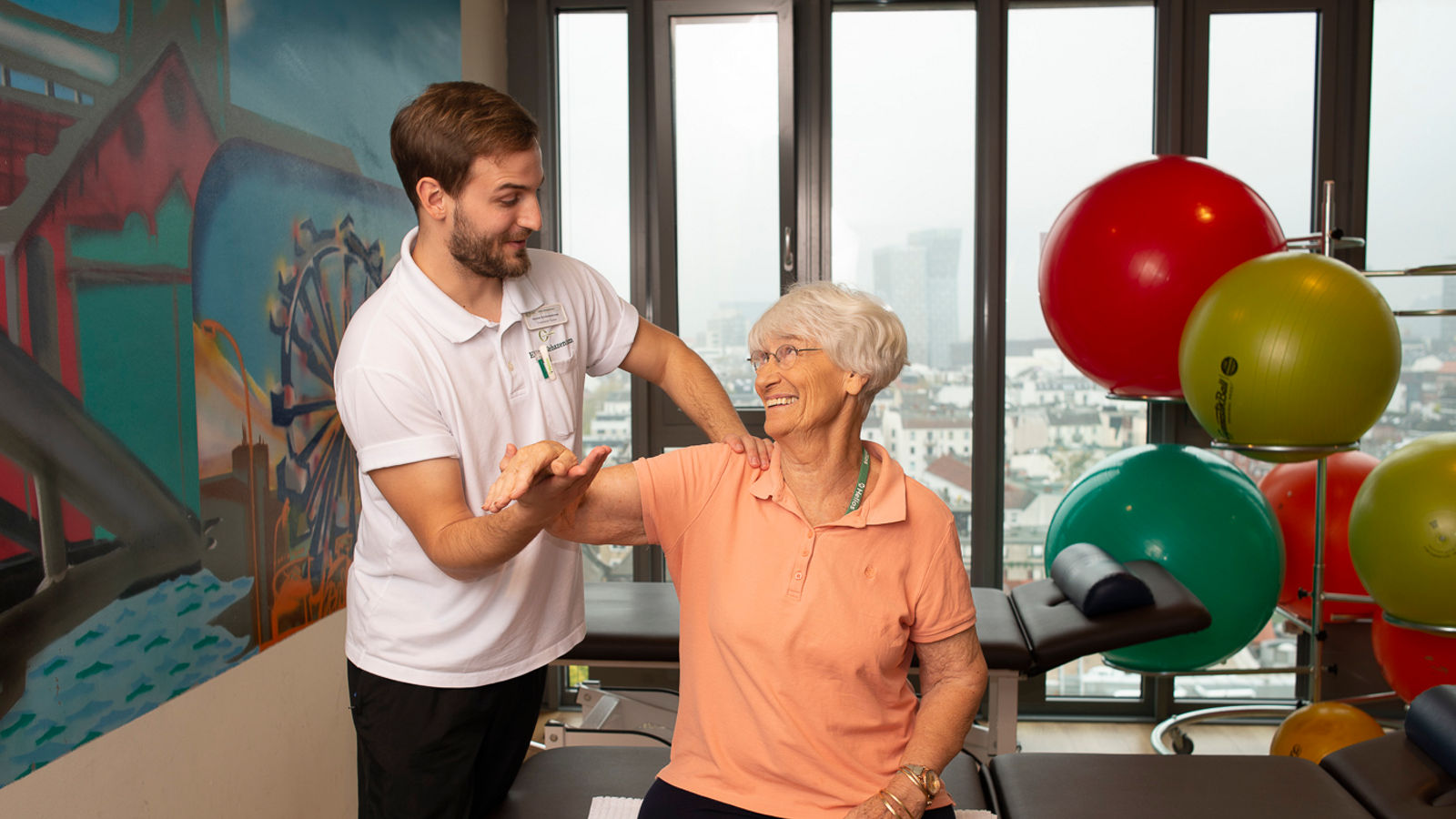 HEL-erz-schultergymnastik-therapeut-patient.jpg
