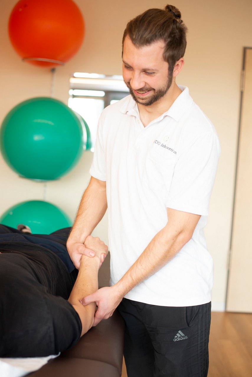 Therapeut Übung am Arm