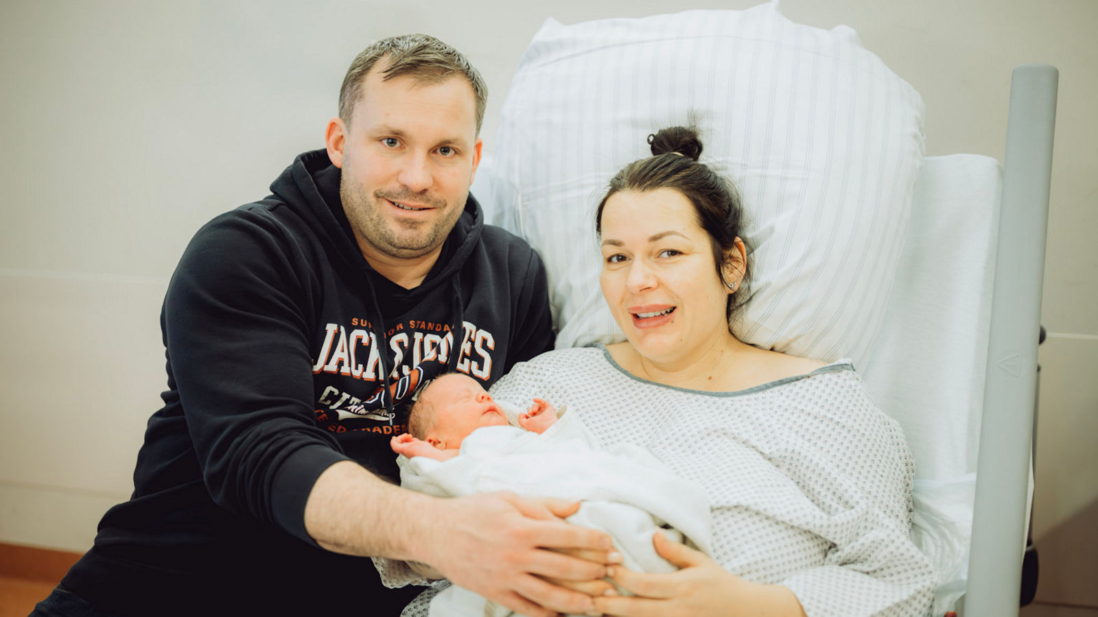 Neujahrsbaby 2026 mit Eltern