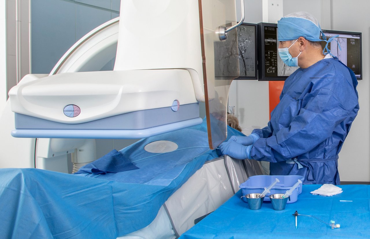 Arzt führt Angio durch