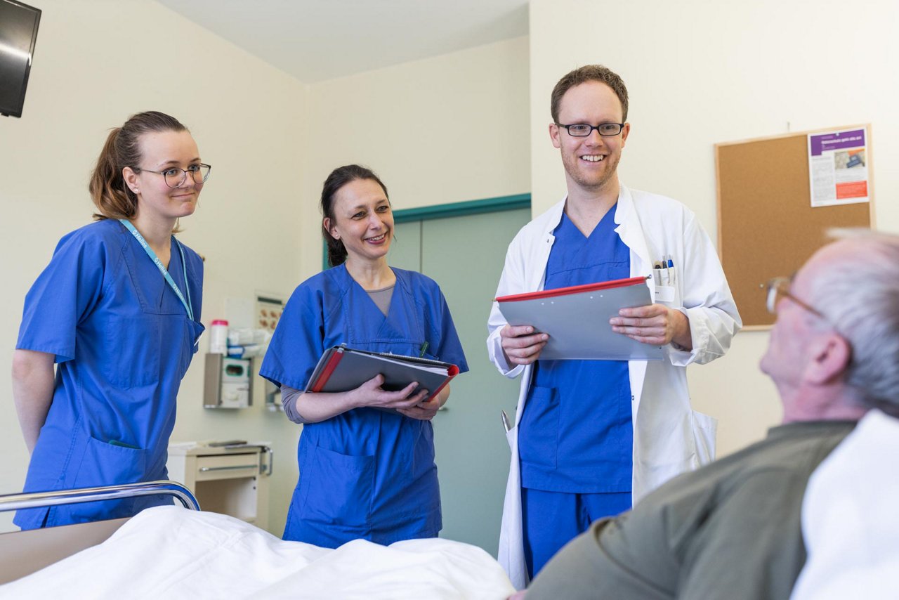 3 Klinikmitarbeiter:innen