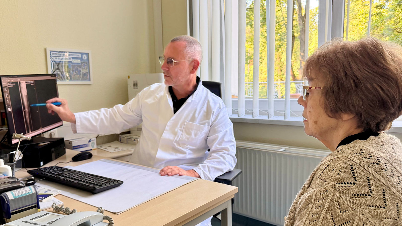 Patientin Karin Tober und Chefarzt Prof. Stärke im Gespräch, sechs Wochen nach der roboterunterstützen Operation.