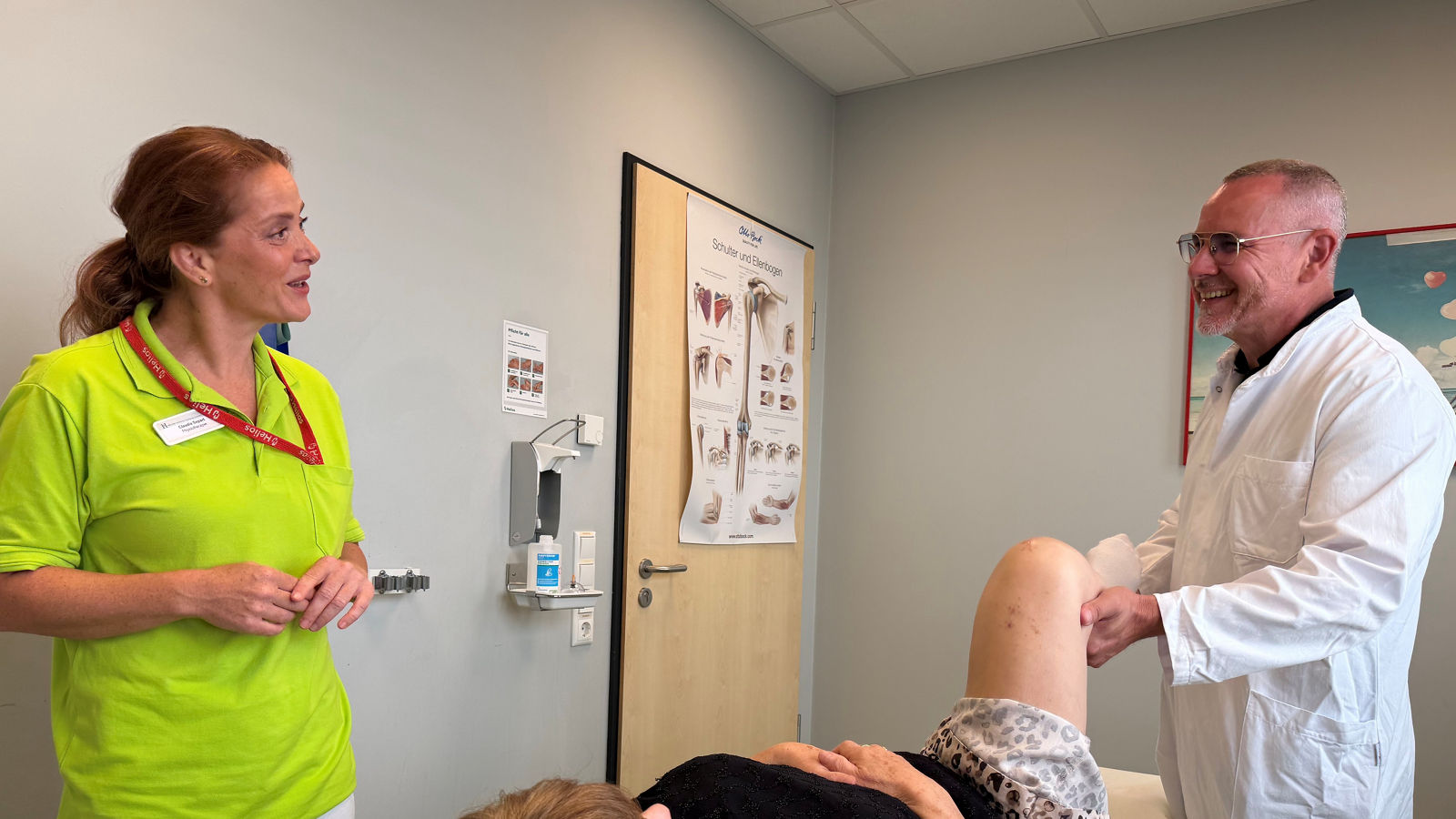 Sechs Wochen nach der Operation kann Karin Tober ihr Knie schon wieder über 90 Grad bewegen. v. L. Leitung der Physiotherapie Claudia Sopart gemeinsam mit der Patientin und Chefarzt Dr. Stärke. Bildunterschrift III: Zurück ins mobile und schmerzfreie Leben.