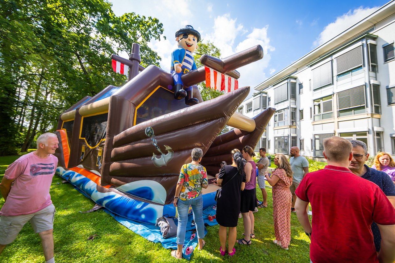 Kinder spielen auf der Hüpfburg