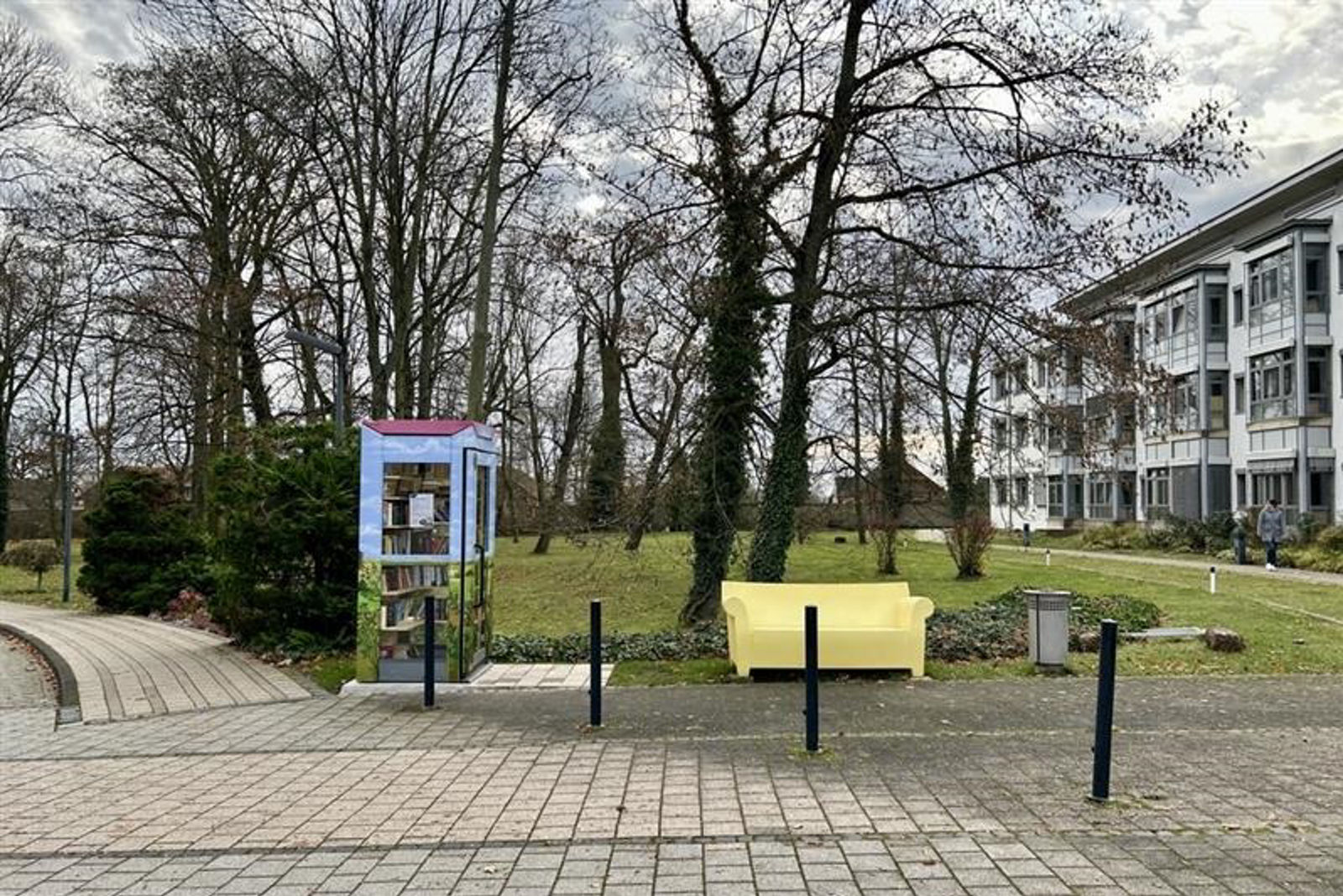 Bücherstation vor der Klinik