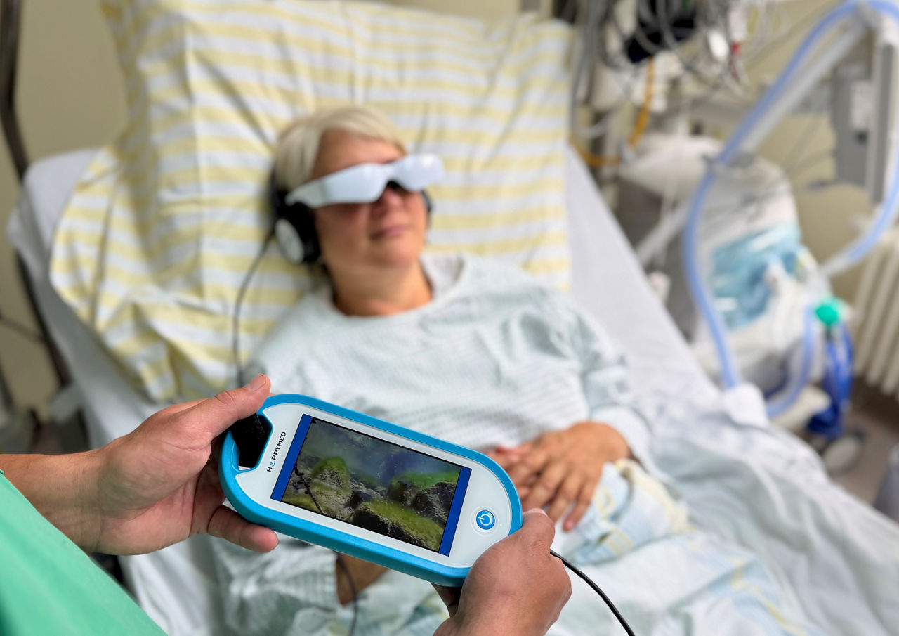 Kino im Operationssaal der Burger Klinik: Pflegedirektorin der Helios Klinik Jerichower Land erlebt audiovisuelle Ablenkung statt Vollnarkose