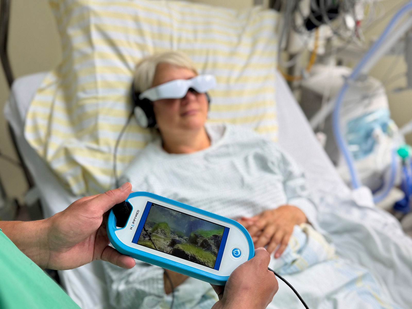 Kino im Operationssaal der Burger Klinik: Pflegedirektorin der Helios Klinik Jerichower Land erlebt audiovisuelle Ablenkung statt Vollnarkose