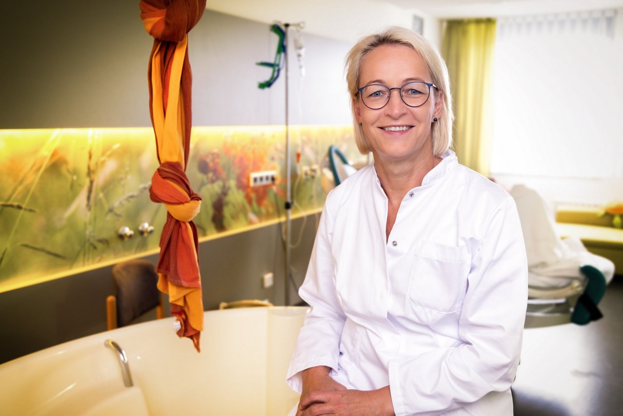 Die Chefärztin der Geburtshilfe im Kreißsaal
