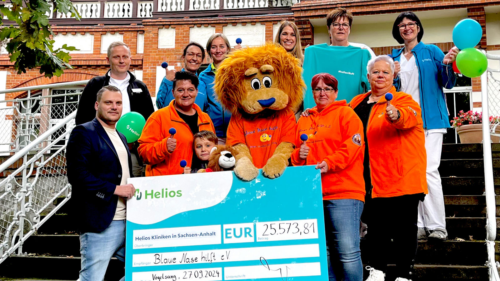 Helios Kliniken übergeben Spendenscheck an den Verein Blaue Nase hilft e.V.