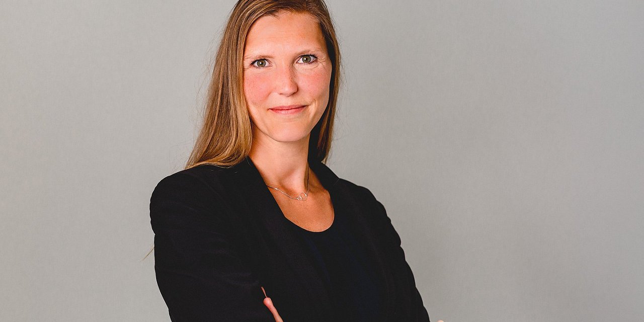 Frau mit verschrenkten Armen