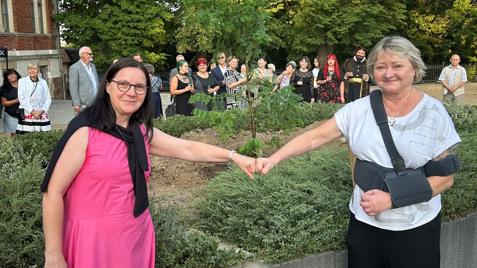 Gemeinsame Pflanzaktion Oberschule und Helios Klinik Leisnig