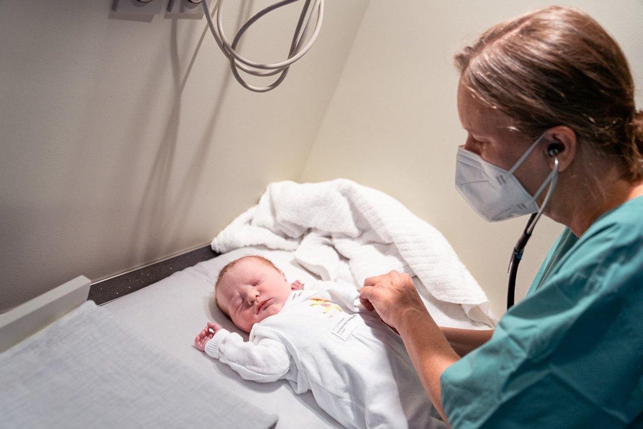 Ärztin untersucht Baby