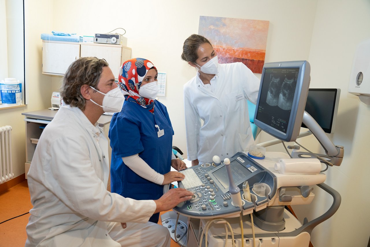 Gynäkologisches Team begutachtet Ultraschallbild