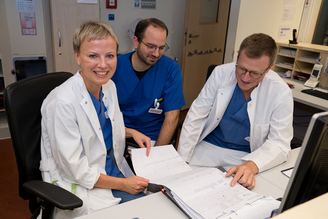 Team der Kinder- und Jugendmedizin berät sich