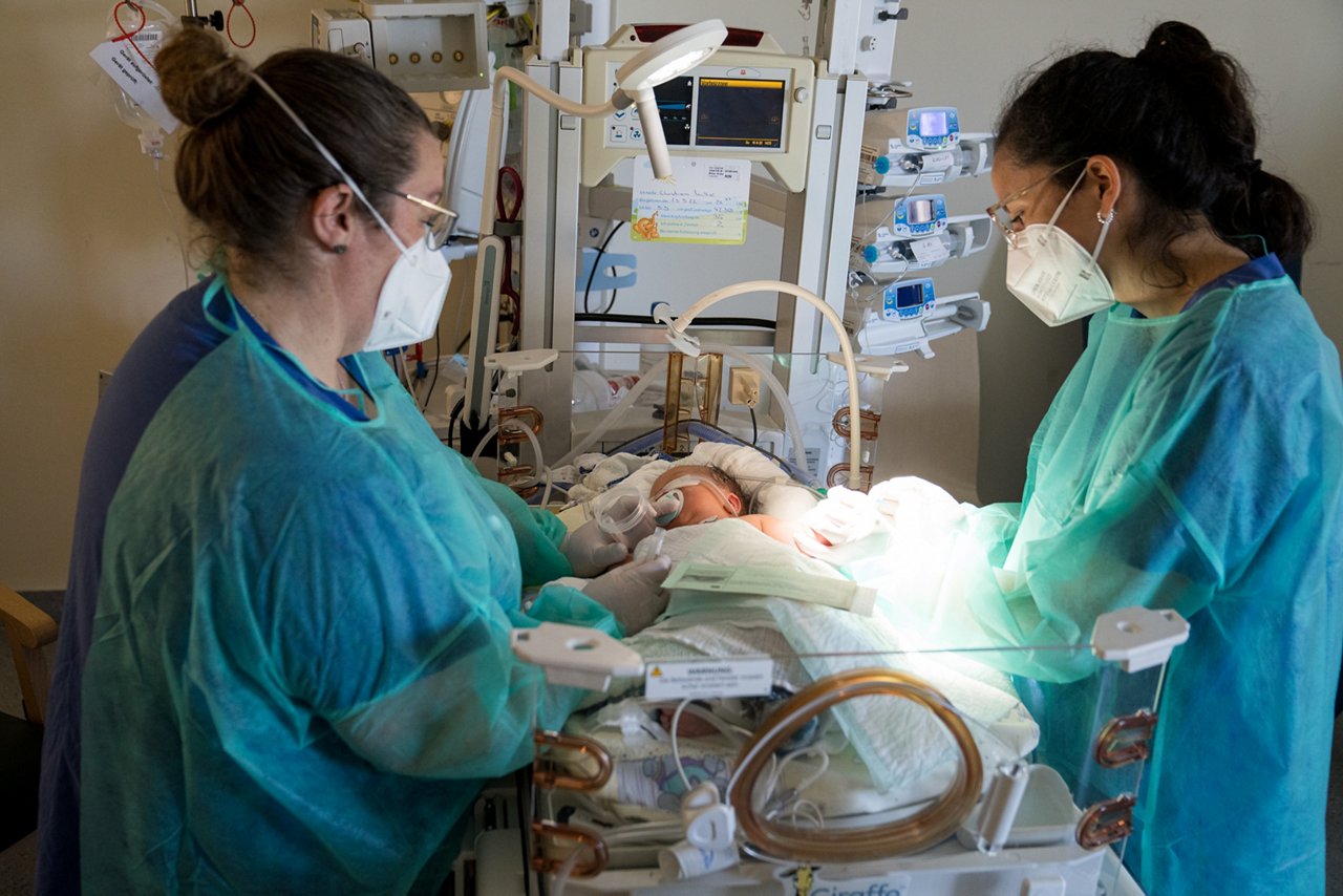 Baby wird in der Abteilung Kinder- und Jugendmedizin behandelt