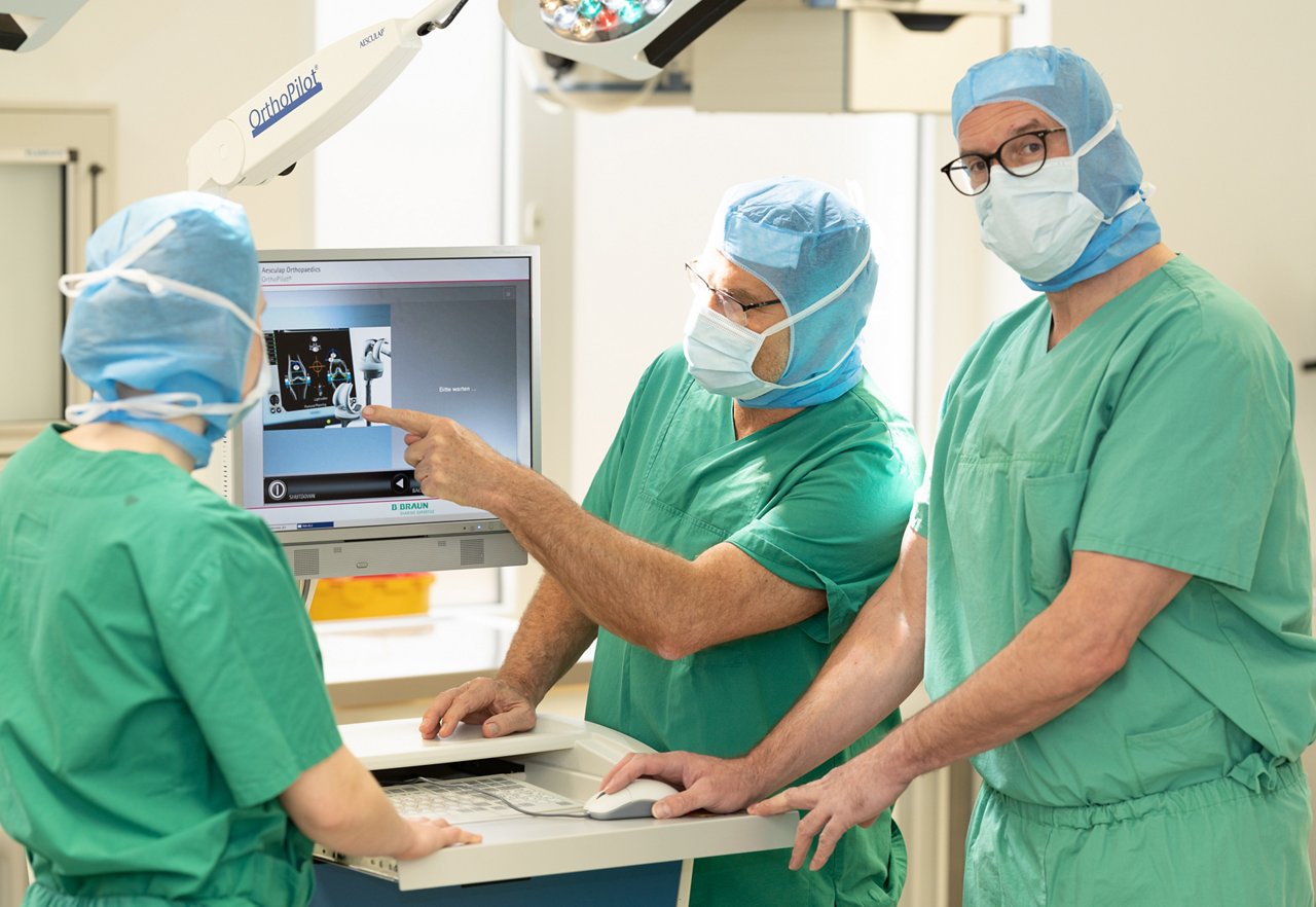 Team der Unfallchirurgie berät sich