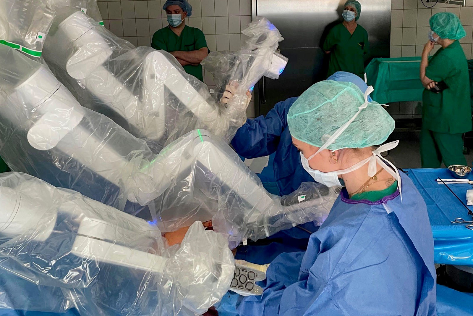 Mehrarmiger OP-Roboter DaVinci Xi im Einsatz während einer urologischen OP