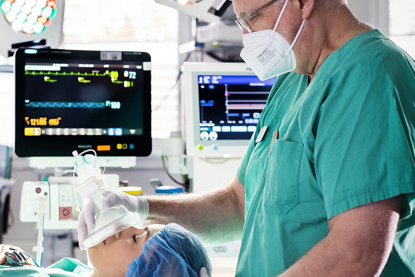 Aktivkohle für den Klimaschutz: Helios reduziert Emissionen aus Narkosegasen