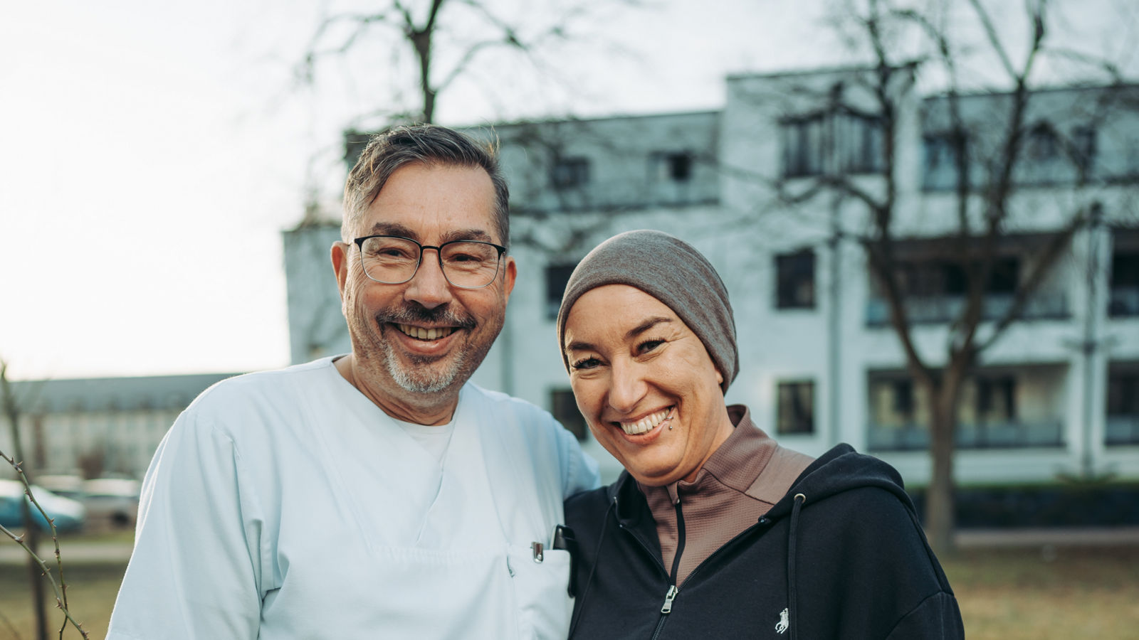Neurochirurg implantiert seiner Frau neuartigen Neurostimulator gegen Rückenschmerzen 