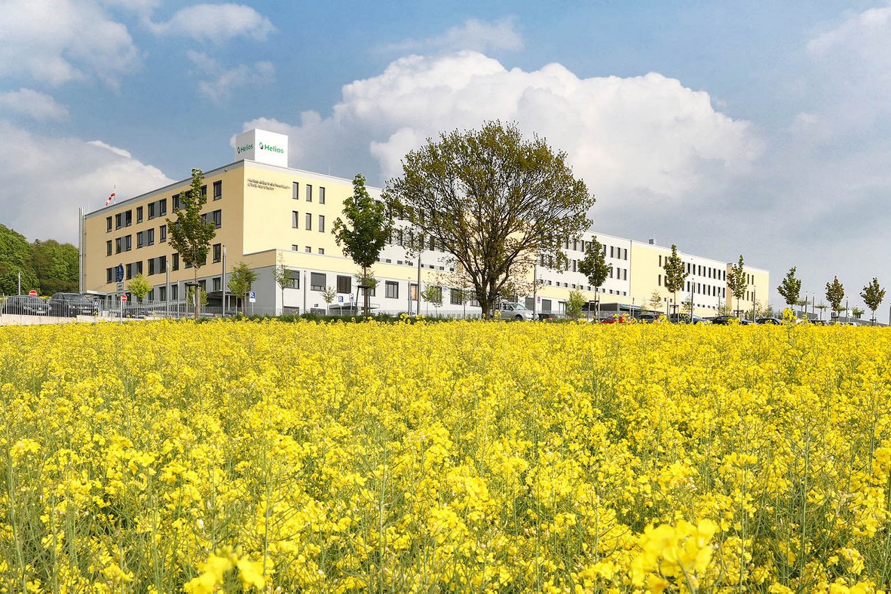Klinikansicht Northeim mit Rapsfeld