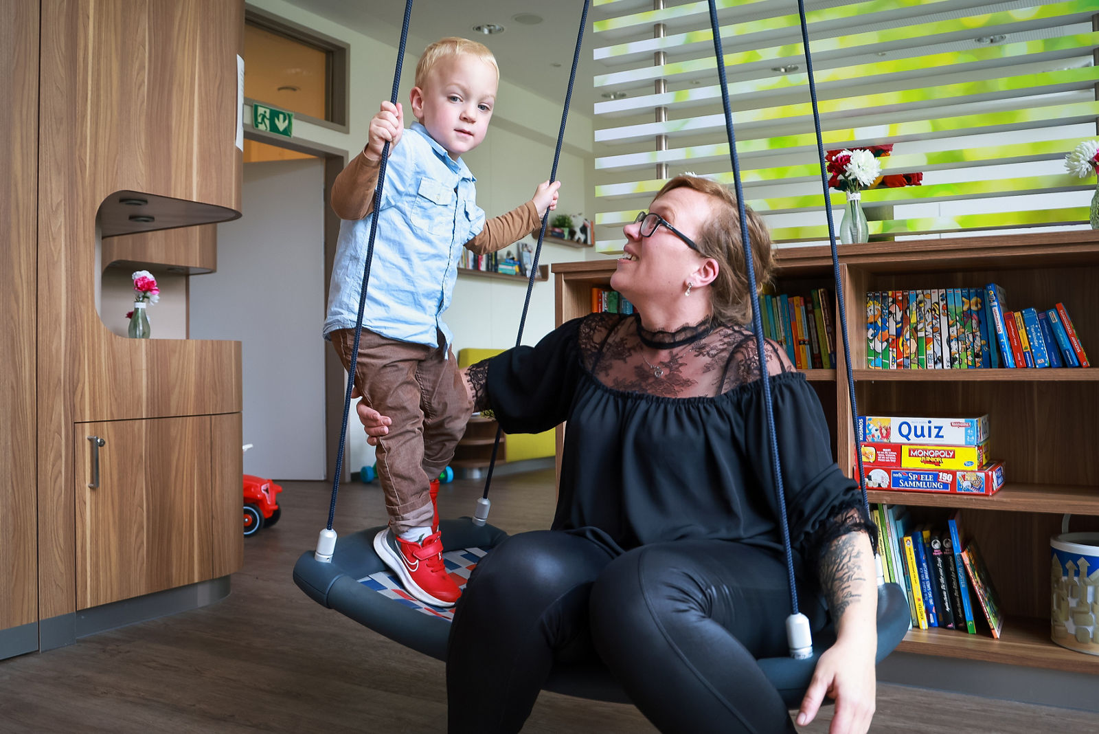 Mutter Selina und Paul spielen gemeinsam, Patientengeschichte Paul: Wunderkind mit Kämpferherz, Helios Klinikum Berlin-Buch