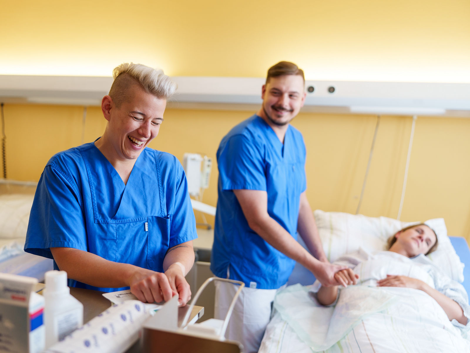 Pflegekräfte bei Patientenversorgung, Verbandswechsel
