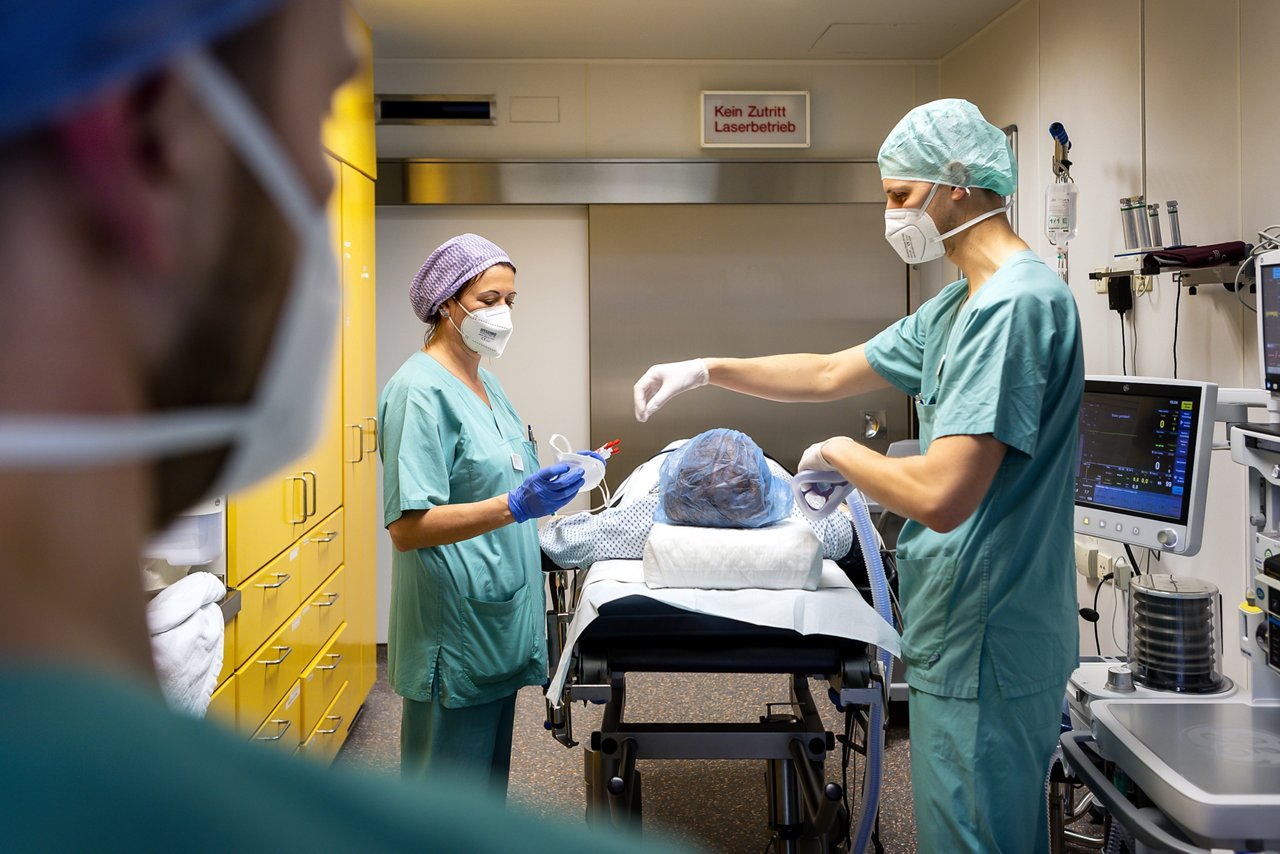 Zwei Ansaestesisten bei der OP-Vorbereitung eines Patienten