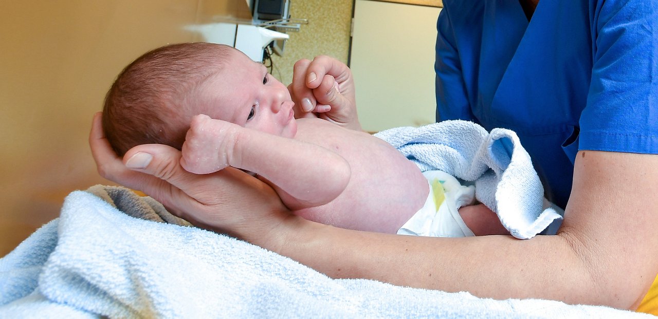 Geburtshilfe- neugeborenes Baby mit Windel wird untersucht