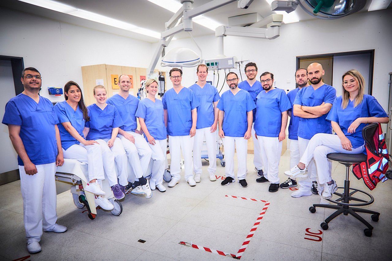 Chefarzt Jörg Franzen mit seinem Team der Unfallchirurgie.