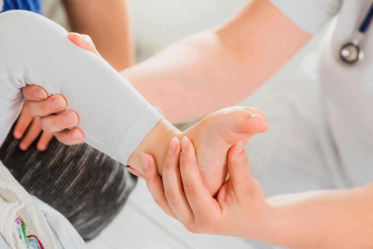 Uelzen Kinderklinik Fuß wird untersucht