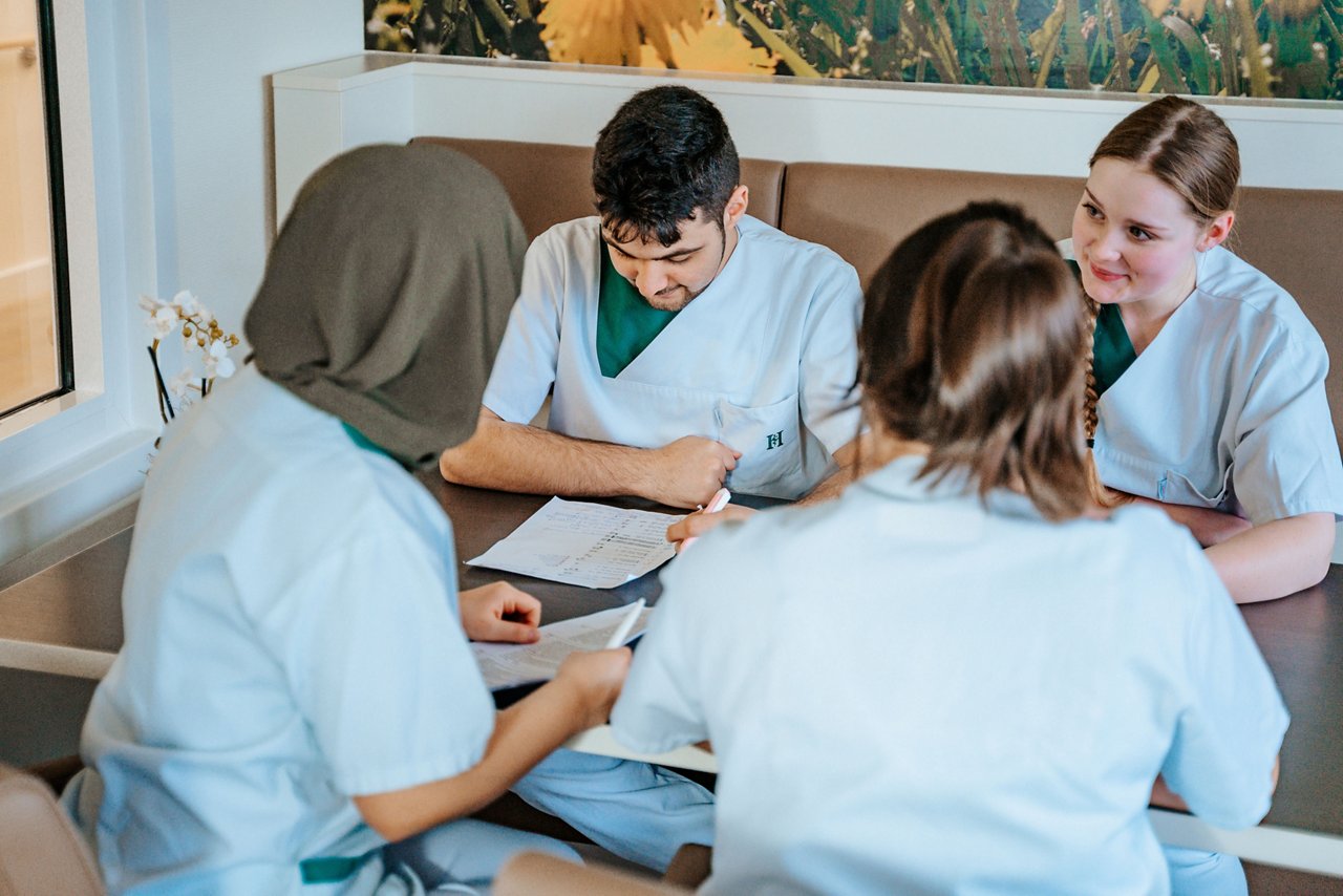 Auszubildende lernen zusammen 2