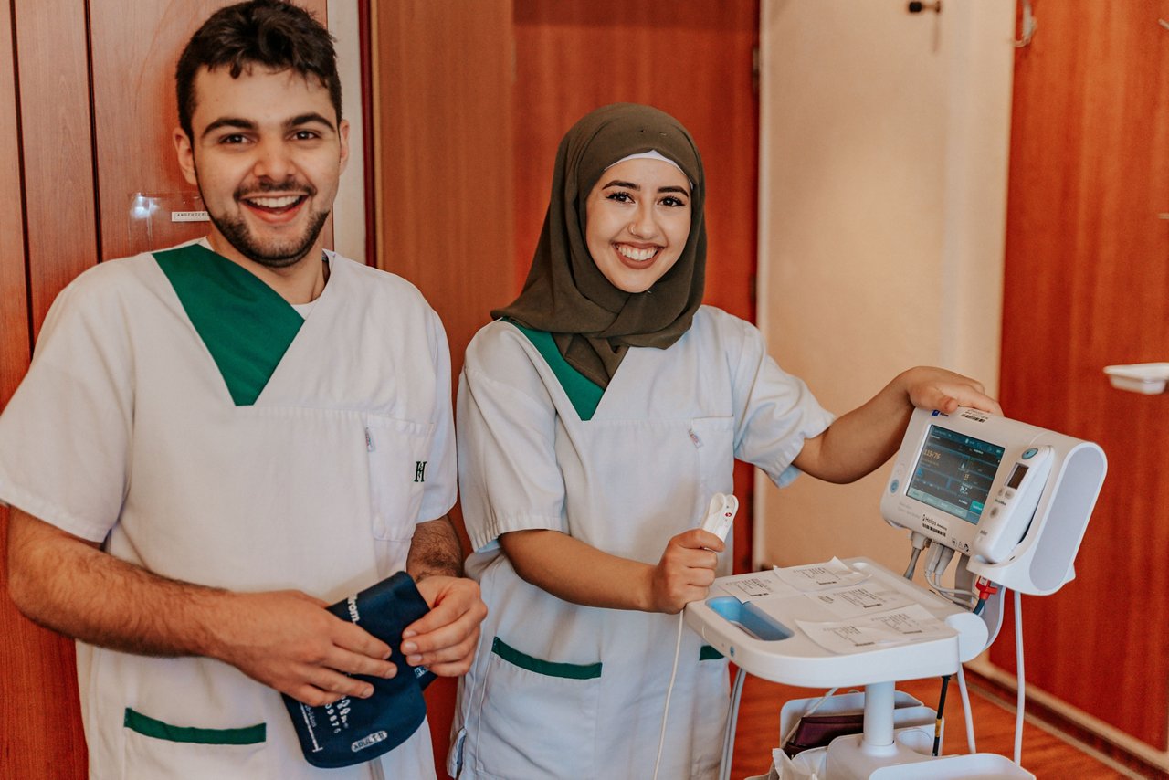 2 Auszubildende lächeln in die Kamera 