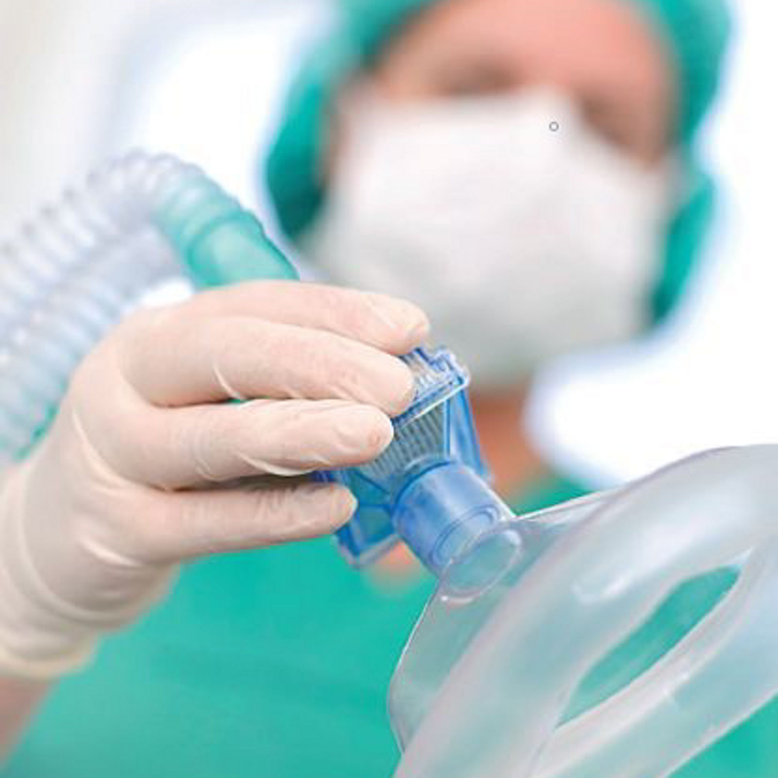 Anaesthesie Person hält Beatmungsmaske in der Hand