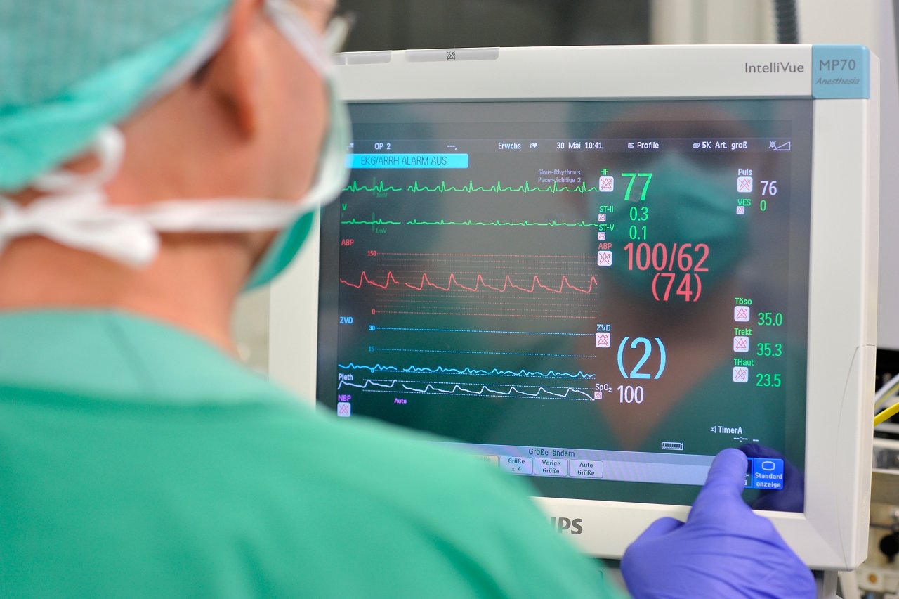 Person bedient Monitor in der Anaesthesie