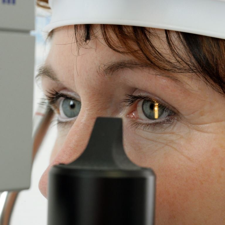 Augenuntersuchung bei einer Patientin am Helios Universitätsklinikum Wuppertal