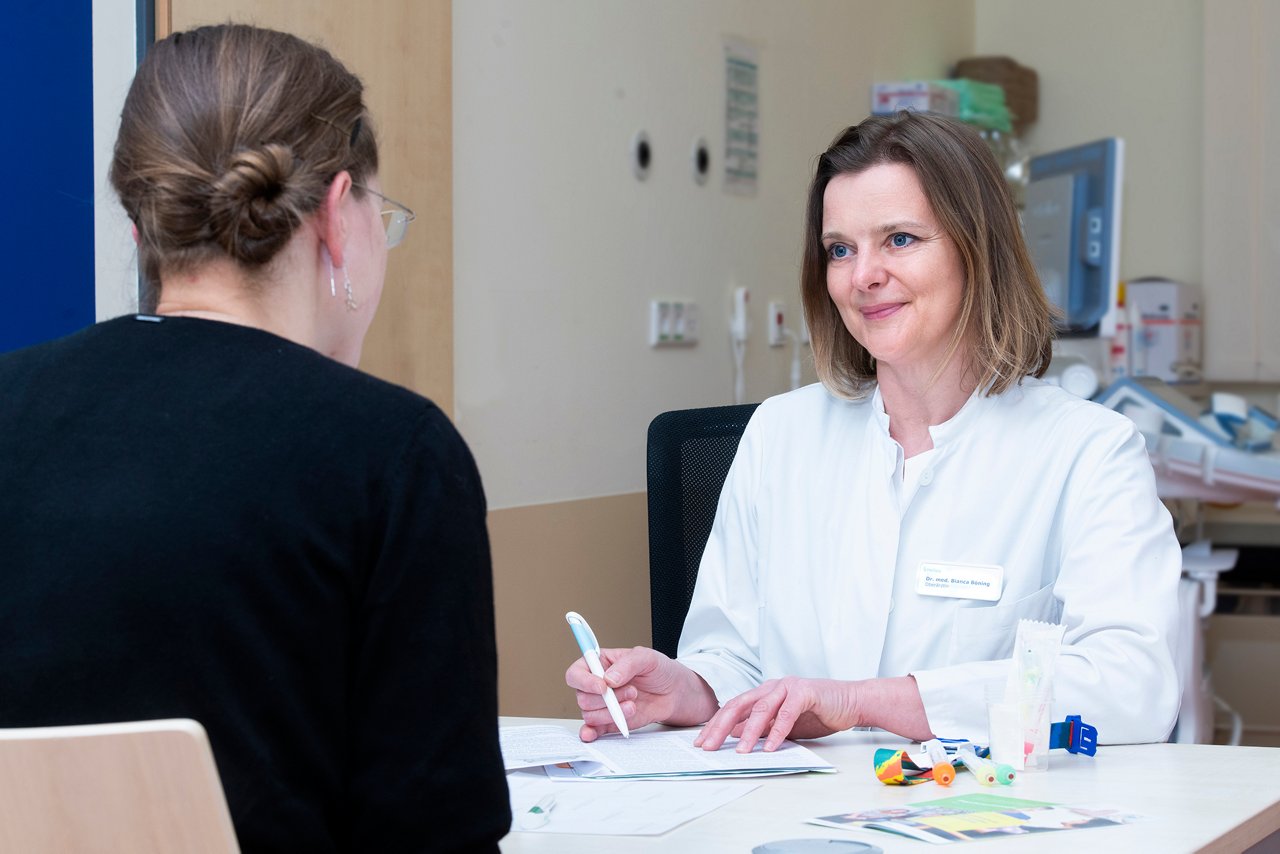 Eine Ärztin klärt eine Patientin über die Studienteilnahme auf