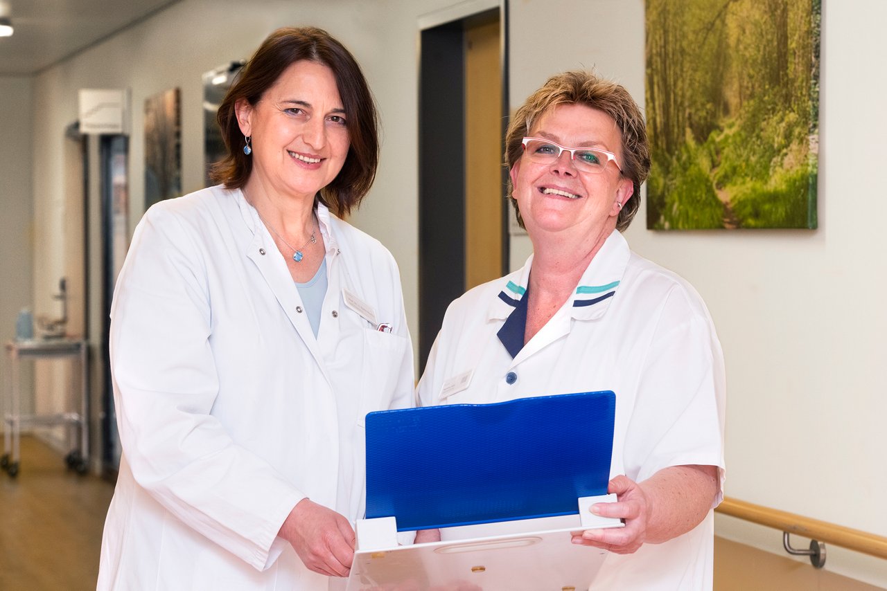 Prof. Vesna Bjelic-Radisic mit Martina Rüb, Leitung der Station B8-3, die sich um Brustkrebspatientinnen kümmert.