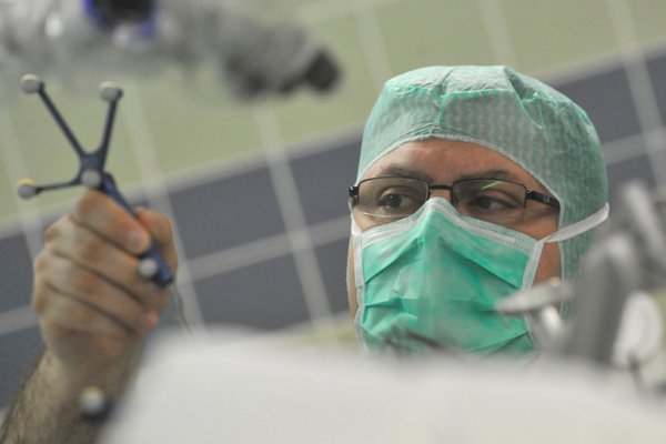 Chefarzt Dr. Terzis im OP der Neurochirurgie