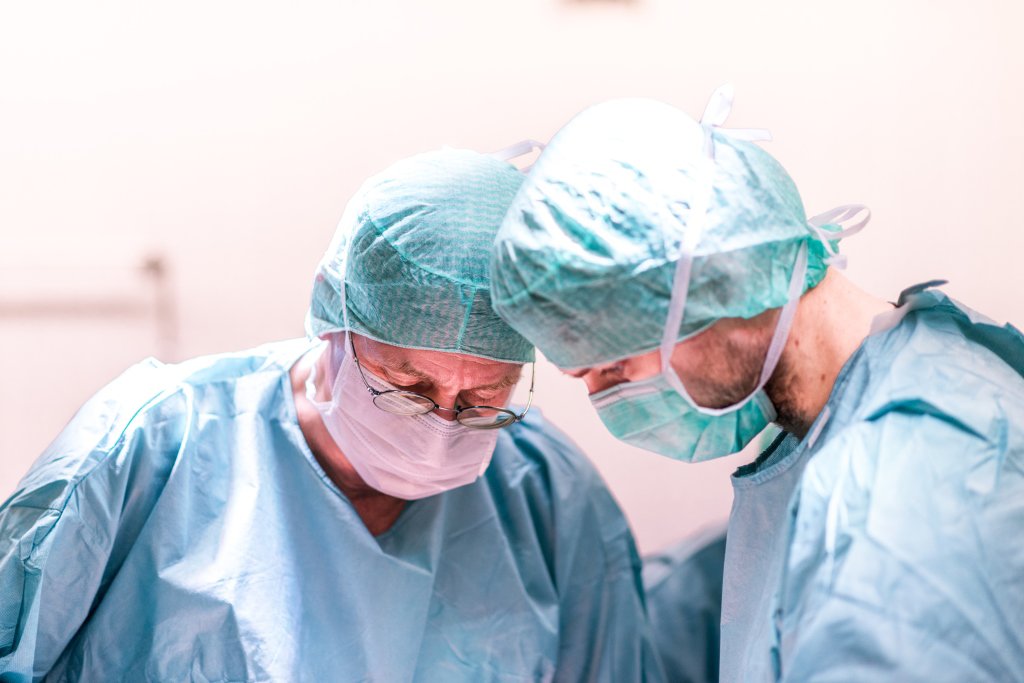 Prof. Zirngibl im OP assistiert von einem Oberarzt
