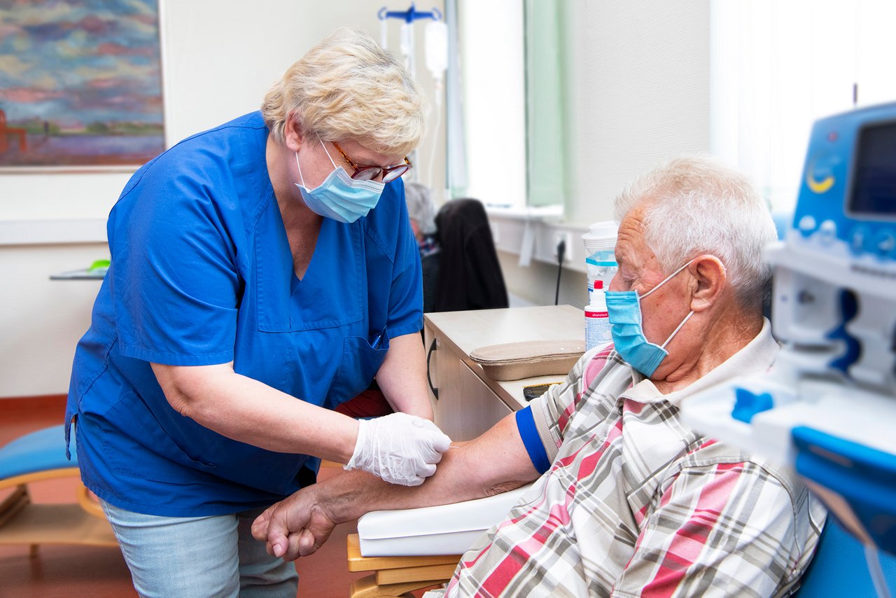 Onkologie Chemotherapie Patient und Pflegekraft